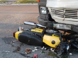 В Каменском грузовой Mercedes столкнулся с мотоциклом