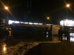 Ночное ДТП в Николаеве: перевернулась автоцистерна с маслом, водитель был пьян (ФОТО)