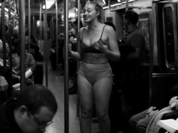Искра Лоуренс разделась в нью-йоркском метро