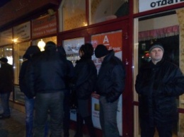 В центре Николаева бойцы "Правого Сектора" и полиция устроили потасовку с охранной фирмой за помещение ресторана "Прованс" (ФОТО, ВИДЕО)