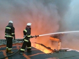Спасатели уже 12 часов не могут ликвидировать пожар на мебельном складе в Киевской области