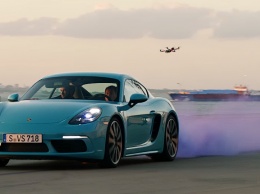 Это надо видеть: спорткар Porsche 718 Cayman против дронов!