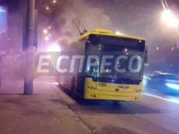 В Киеве загорелся троллейбус: тушили все вместе