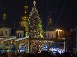 Главную новогоднюю елку Украины украсят деревянными игрушками ручной работы