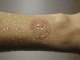 Ученые: Специальная наклейка на кожу заменит фитнес-браслет