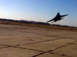 В метре от катастрофы: видео маневра Су-27 на сверхнизкой высоте