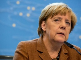Меркель предупредила депутатов Бундестага об опасности ботов и троллей в интернете