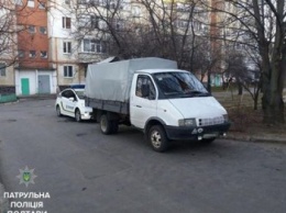 В Полтаве воры посреди белого дня выносили из квартиры технику и грузили в автомобиль (ФОТО)