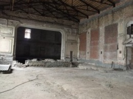 Разрушенным зданием Херсонской филармонии займется ОГА (фото)