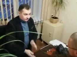 В Запорожской области начальнику госгеокадастра высыпали на стол землю, - ВИДЕО