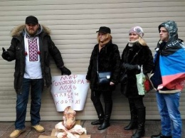 В Москве показ фильма о Голодоморе сорвали свинячьими костями и головой (ФОТО)