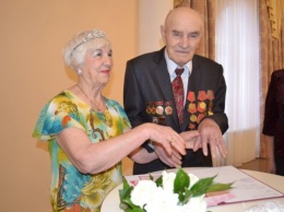 75-летняя омичка сочеталась браком с ветераном ВОВ