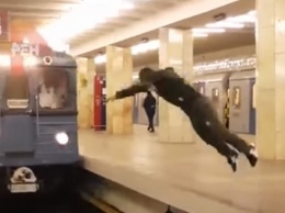 Экстремал перепрыгнул пути перед поездом метро
