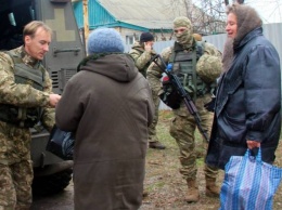 Десантники помогли мирному населению в зоне АТО