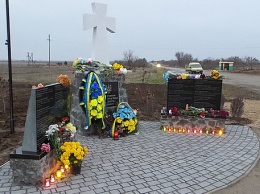 Памятник погибшим украинским боевикам из Крыма открыли в 6 км от полуострова
