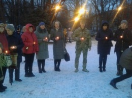 В День памяти жертв голодомора в Авдеевке зажгли сотни свечей (ФОТООТЧЕТ)