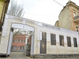 Новый баннер возле одесского Дома-стены облюбовал уличный художник (ФОТО)