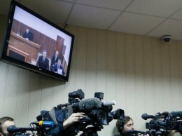 Прокурор: Янукович перед расстрелами на Майдане звонил Медведчуку в Россию, а Азаров летал к Путину