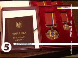 Днепропетровские медики получили государственные награды за то, что спасли более 1,5 тыс. воинов АТО (ВИДЕО)