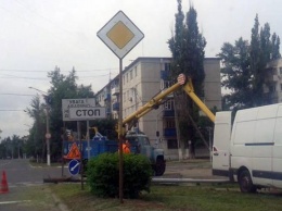 В Рубежном на одном из самых опасных участков дороги устанавливают светофор