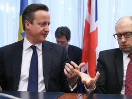 Яценюк пригласил британского премьера посетить Украину