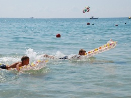 В Евпатории в заплывах на матрасах участвовали россияне, украинцы, беларусы и азербайджанцы (ФОТО)