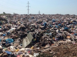 Село на Киевщине завалили мусором