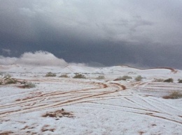 Жители Саудовской Аравии удивлены и испуганы снегом, который засыпал пустыню