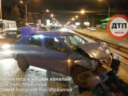 Киевлянин протаранил два запаркованных авто в центре