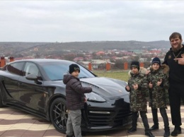 "Деньги откладывали неделю": сеть поразил шикарный подарок сыновей Кадырова тренеру