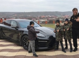 Дети Рамзана Кадырова подарили своему тренеру по борьбе Porsche