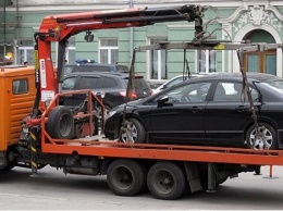 В Петербурге эвакуаторщики повредили машину и не хотели ее возвращать, забрав документы