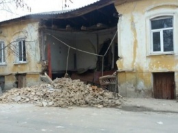 После обвала фасада дома в Кропивницком пройдет тщательная проверка подвальных помещений