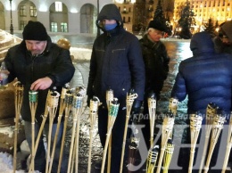 Десять человек с факелами пошли к зданию МВД после переговоров с Лондоном