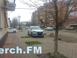 В Керчи «Audi» припарковался на тротуаре