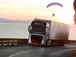 Volvo испытала грузовик с помощью параплана