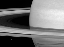 Зонд Cassini сфотографировал "Звезду смерти" возле Сатурна