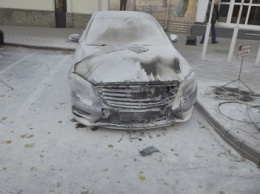 Сгоревший в центре Одессы Мерседес: подробности и фото