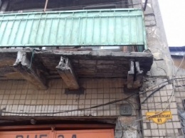 В центре Одессе нашли самый жуткий балкон: он вот-вот завалится (ФОТО)
