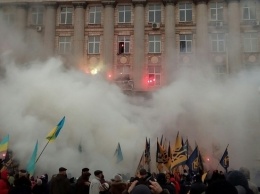 "Азовцы" устроили огненный пикет под Черкасской ОГА