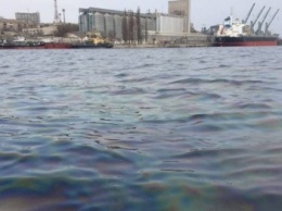 На ликвидацию пятна нефтепродуктов на Днепре пошло 600 литров сорбента