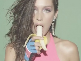 В сексуальном боди и с бананом во рту: Белла Хадид снялась в пикантном видео