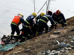 В Китае автобус упал в озеро: есть погибшие