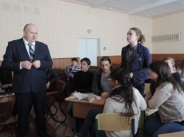 Учащимся Добропольского УВК № 4 рассказали о налоговой системе Украины