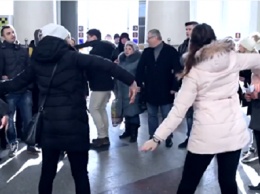 На вокзалах люди демонстративно показали фигу украинской власти
