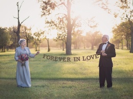 Супружеская пара ждала на свадебную фотосессию 70 лет
