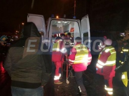 В Киеве авто врезалось в электроопору: водителя вырезали