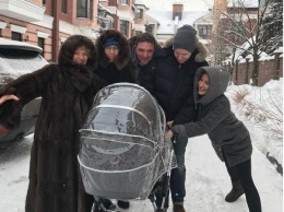 Ксения Собчак опубликовала фото с первой прогулки с малышом