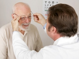 Ученые: Депрессию у пожилых людей может вызывать катаракта