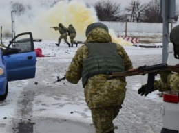 Под Мариуполем пограничники тренировались отбивать у террористов КПВВ (ФОТО)